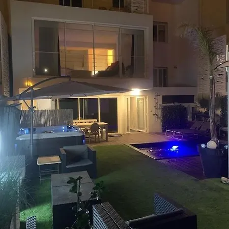 De Bien Etre Avec Piscine Et Jaccuzi A 2 Pas De La Et Du Centre Avec Massages Relaxants En Option