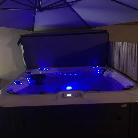 De Bien Etre Avec Piscine Et Jaccuzi A 2 Pas De La Et Du Centre Avec Massages Relaxants En Option *