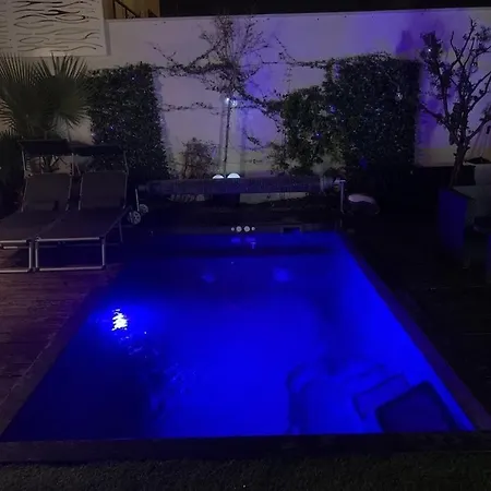 De Bien Etre Avec Piscine Et Jaccuzi A 2 Pas De La Et Du Centre Avec Massages Relaxants En Option דירה *
