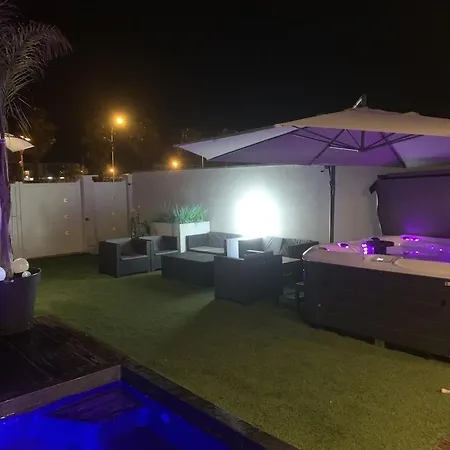 De Bien Etre Avec Piscine Et Jaccuzi A 2 Pas De La Et Du Centre Avec Massages Relaxants En Option