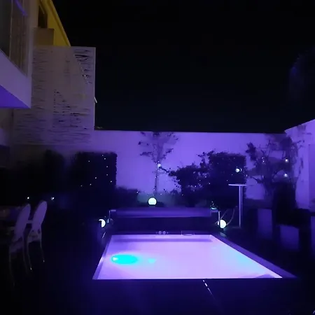 De Bien Etre Avec Piscine Et Jaccuzi A 2 Pas De La Et Du Centre Avec Massages Relaxants En Option شقة
