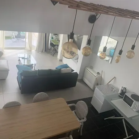De Bien Etre Avec Piscine Et Jaccuzi A 2 Pas De La Et Du Centre Avec Massages Relaxants En Option *