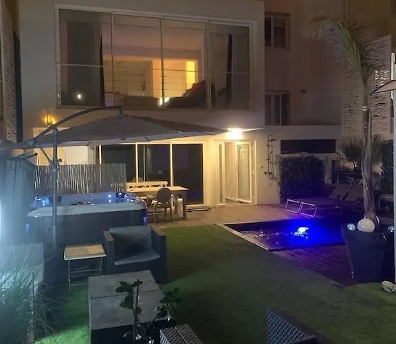 De Bien Etre Avec Piscine Et Jaccuzi A 2 Pas De La Et Du Centre Avec Massages Relaxants En Option