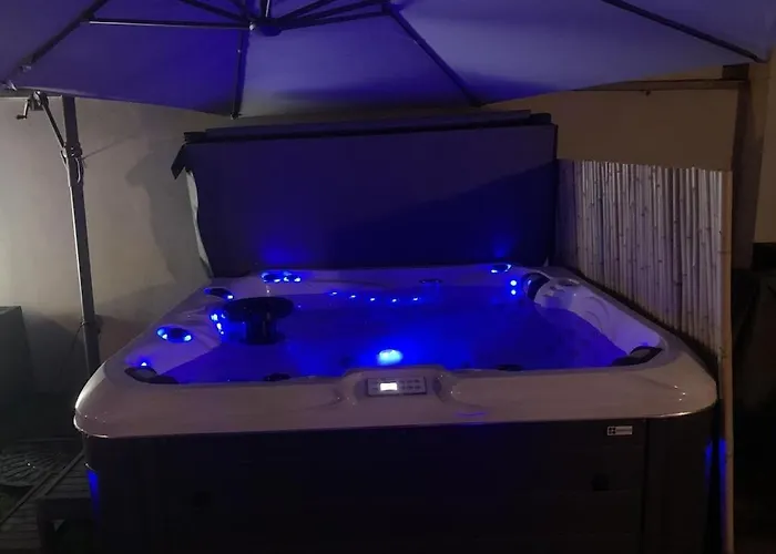 De Bien Etre Avec Piscine Et Jaccuzi A 2 Pas De La Et Du Centre Avec Massages Relaxants En Option *