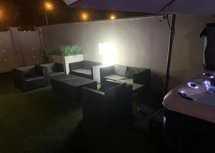 De Bien Etre Avec Piscine Et Jaccuzi A 2 Pas De La Et Du Centre Avec Massages Relaxants En Option *