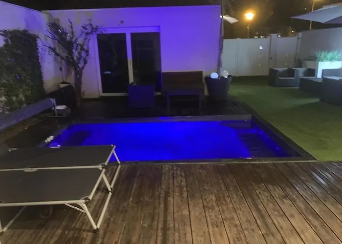 Apartament De Bien Etre Avec Piscine Et Jaccuzi A 2 Pas De La Et Du Centre Avec Massages Relaxants En Option