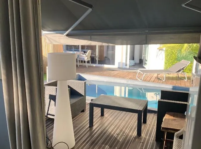 Apartament De Bien Etre Avec Piscine Et Jaccuzi A 2 Pas De La Et Du Centre Avec Massages Relaxants En Option