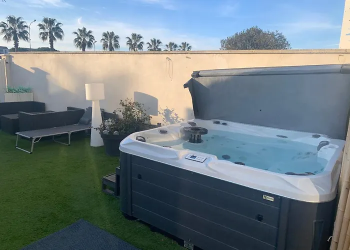 Apartament De Bien Etre Avec Piscine Et Jaccuzi A 2 Pas De La Et Du Centre Avec Massages Relaxants En Option *