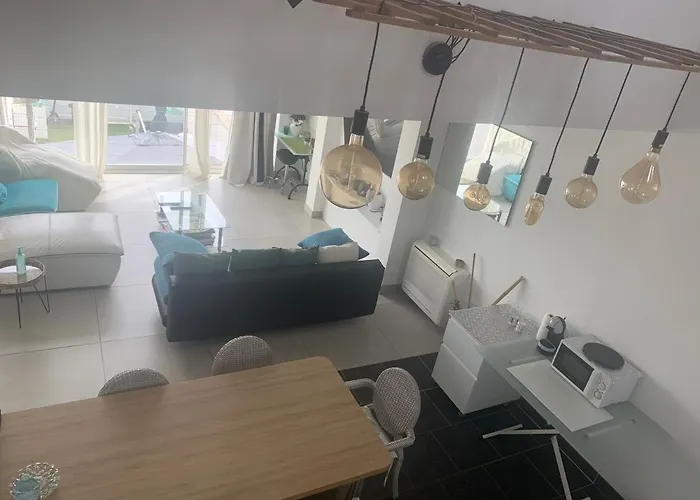 De Bien Etre Avec Piscine Et Jaccuzi A 2 Pas De La Et Du Centre Avec Massages Relaxants En Option *