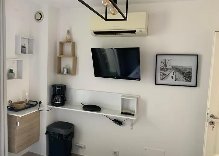 De Bien Etre Avec Piscine Et Jaccuzi A 2 Pas De La Et Du Centre Avec Massages Relaxants En Option Apartament *